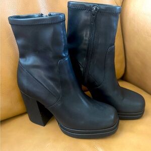 MADDEN GIRL black zip up ankle boots. Size 6. 3.5 “chunky heel” EUC